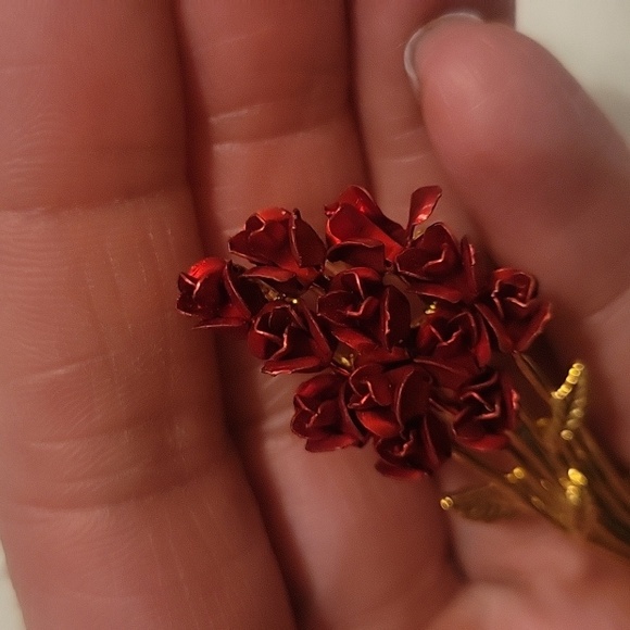 Vintage 1997 Dozen Red Rose Bouquet Love Red Gold Tone Metal Lapel Pin Brooch - Picture 3 of 4